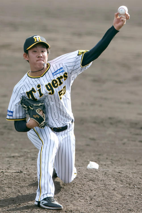 練習試合・阪神対サムスン　9回表、力投する富田蓮（撮影・上山淳一）