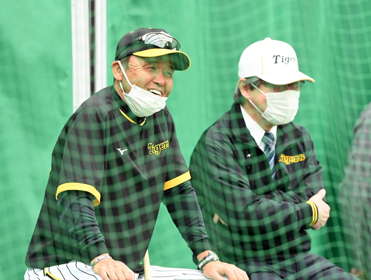 杉山オーナー（右）と笑顔でブルペンを見る岡田監督（23年2月19日撮影）