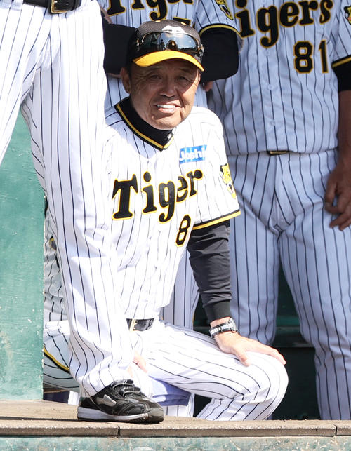 ベンチで笑顔を見せる岡田監督（23年2月18日撮影）