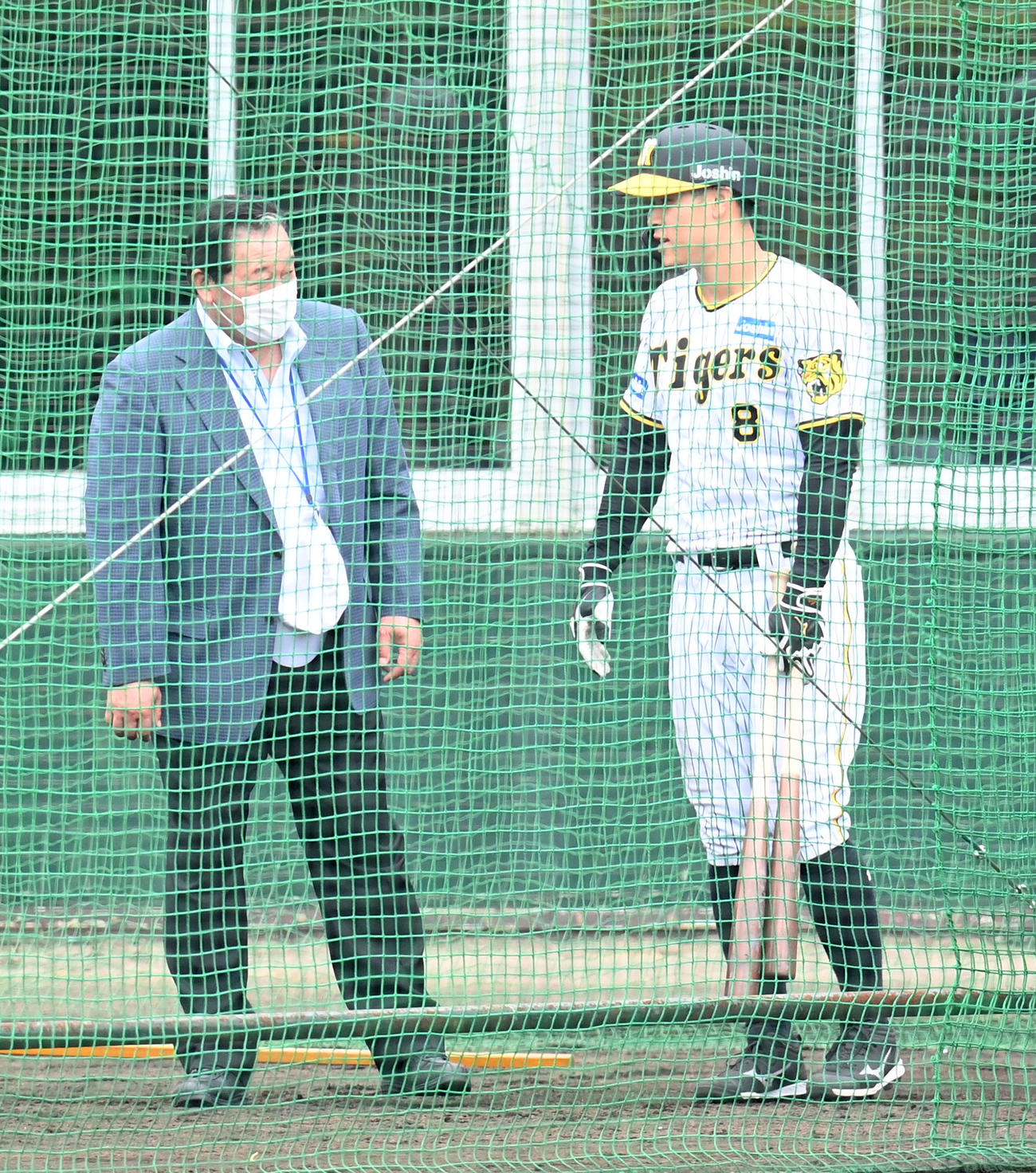 阪神キャンプを視察に訪れた本紙評論家の梨田昌孝氏（左）は佐藤輝明と話す（撮影・前岡正明）