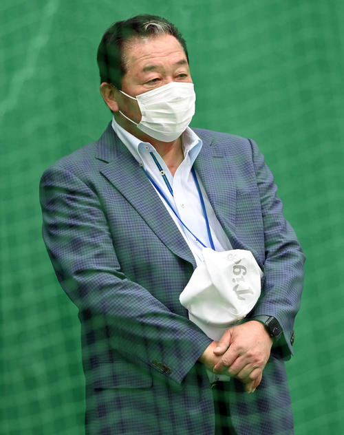 ブルペンを視察する本紙評論家の梨田昌孝氏（撮影・前岡正明）