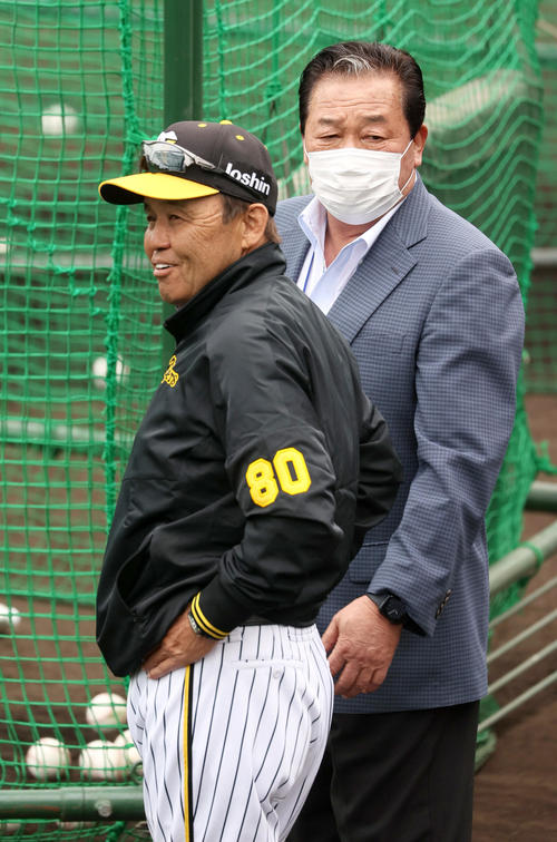 阪神岡田監督（手前）と話す日刊スポーツ評論家の梨田氏（撮影・上山淳一）