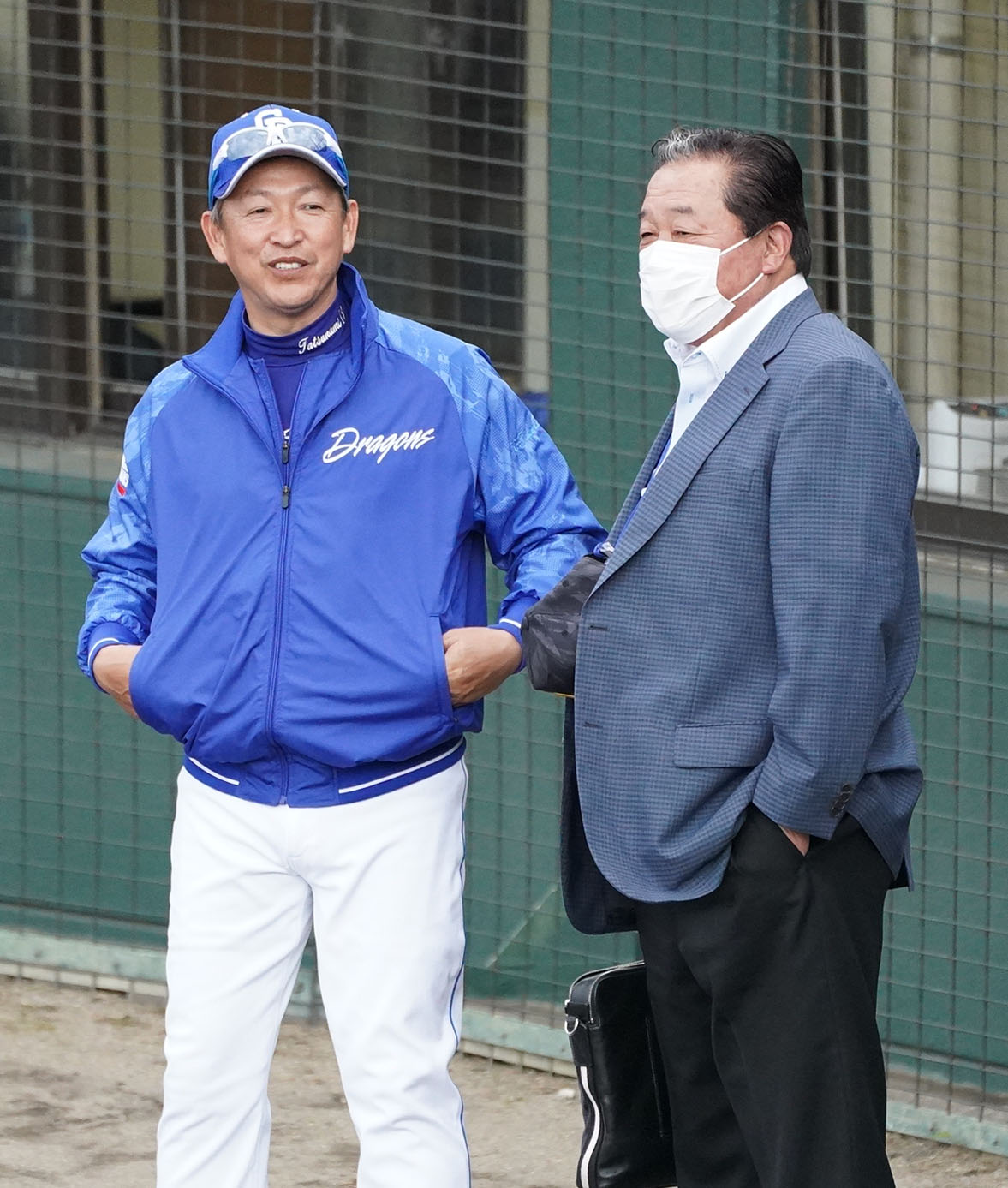 中日対日本ハム　試合前、言葉を交わす立浪監督（左）と梨田氏（撮影・森本幸一）