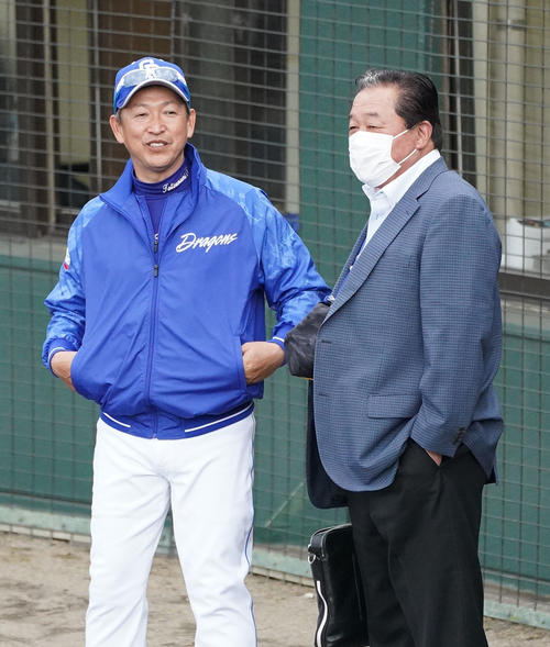 中日対日本ハム　試合前、言葉を交わす立浪監督（左）と梨田氏（撮影・森本幸一）