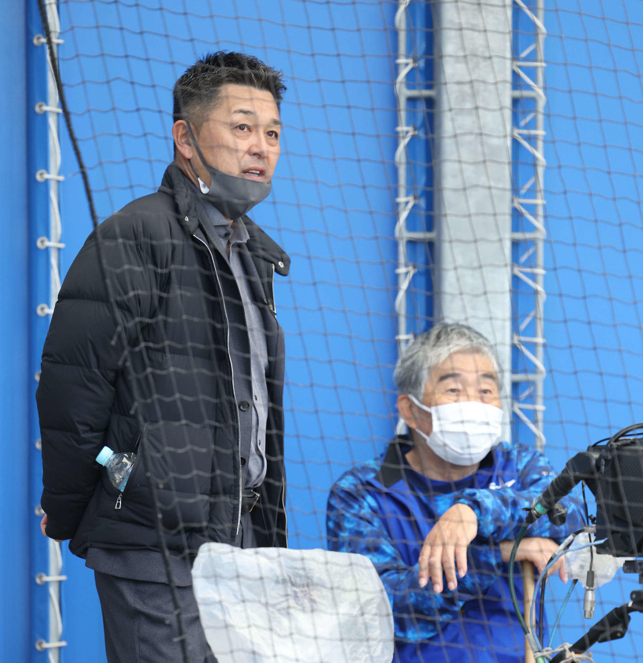 ブルペンで言葉を交わす谷繁氏（左）とDeNA小谷コーチングアドバイザー（撮影・河田真司）
