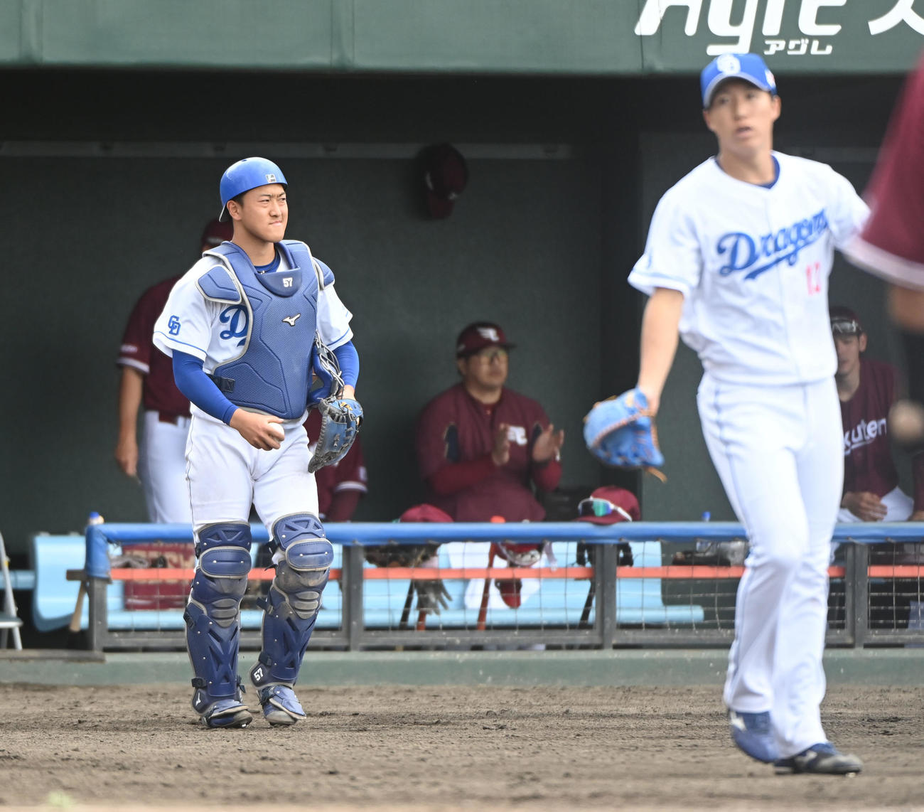 中日対楽天　4回表楽天2死三塁、パスボールで失点しさえない表情の山浅（左）（撮影・森本幸一）
