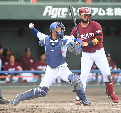 中日対楽天　3回表楽天無死一塁、小深田の二塁盗塁を阻止する山浅（左）（撮影・森本幸一）