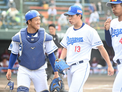 中日対楽天　3回表楽天攻撃終了、ベンチへ戻る（左から）山浅と橋本のバッテリー（撮影・森本幸一）