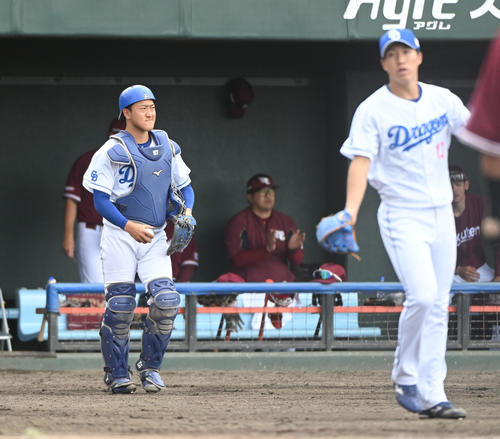 中日対楽天　4回表楽天2死三塁、パスボールで失点しさえない表情の山浅（左）（撮影・森本幸一）