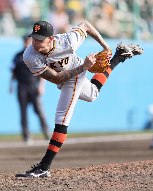 ヤクルト対巨人　8回から登板した巨人ロペス（撮影・足立雅史）