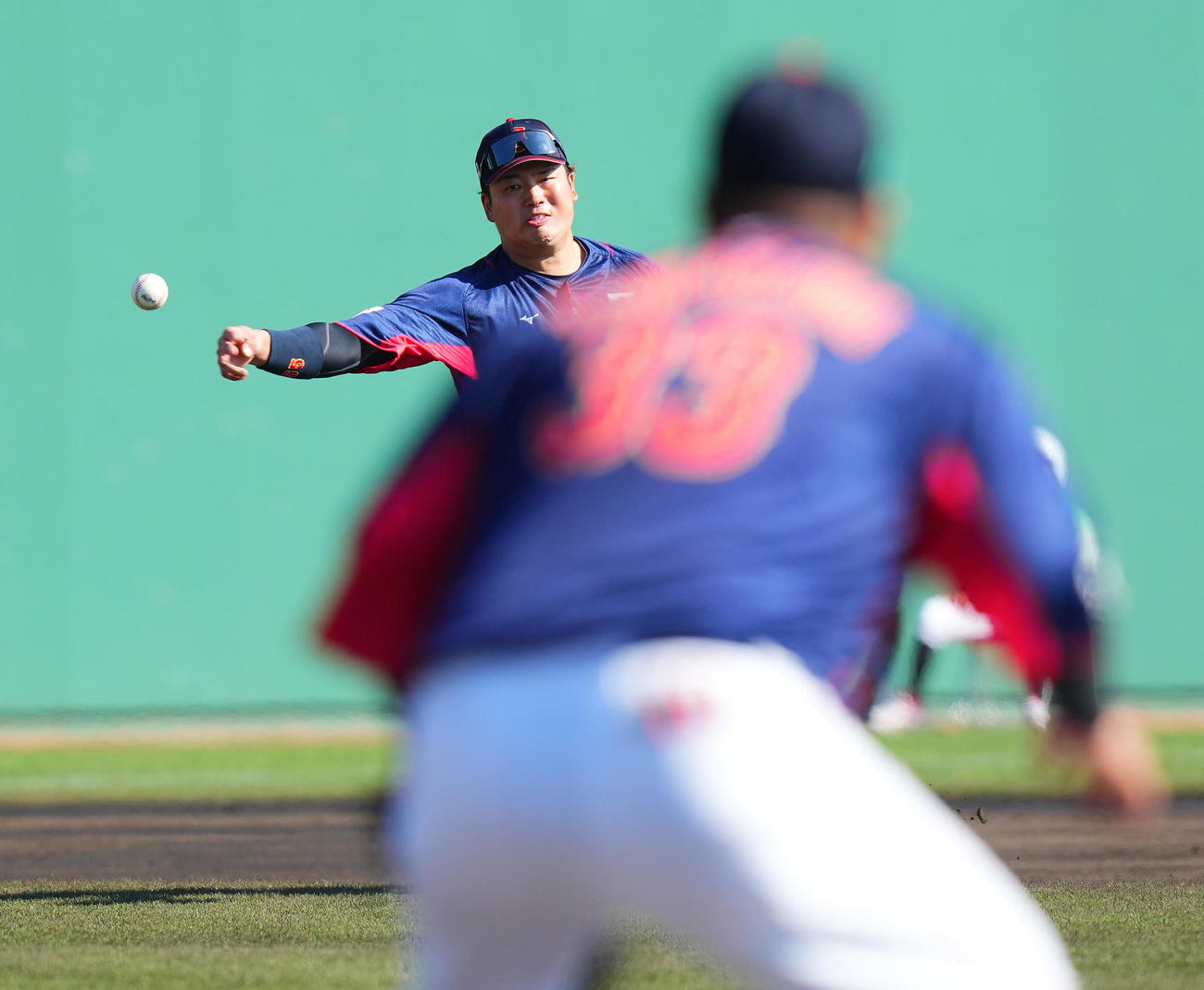 ソフトバンク対侍ジャパン　2回表ソフトバンク2死三塁、三森の三ゴロを悪送球する村上（撮影・垰建