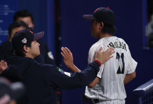侍ジャパン対中日　3回表を投げ終えた今永（右）を迎える大谷（撮影・前田充）