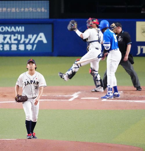 侍ジャパン対中日　2回表中日無死、アキーノ（後方中央）から空振り三振を奪った投手今永（撮影・江口和貴）