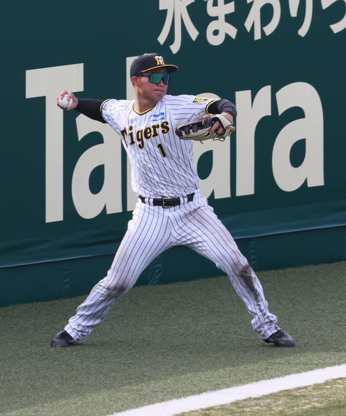 阪神対オリックス　8回表オリックス2死二塁、右翼手森下は頓宮の右中間適時二塁打を追い、中継へ返球する（撮影・上山淳一）
