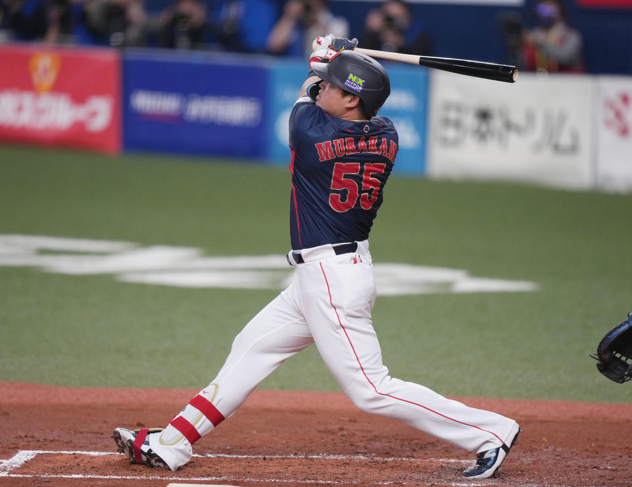侍ジャパン対オリックス　1回裏侍ジャパン2死一、二塁、3点本塁打を放つ村上（撮影・狩俣裕三）