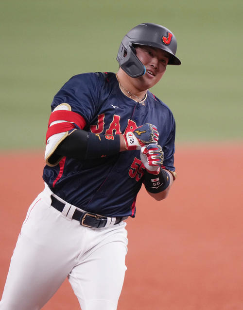 侍ジャパン対オリックス　1回裏侍ジャパン2死一、二塁、3点本塁打を放ち、ペッパーミルパフォーマンスを決める村上（撮影・狩俣裕三）