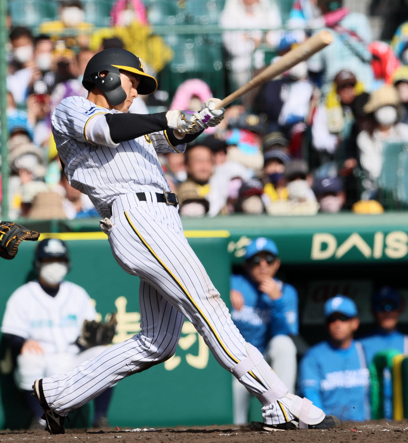 阪神対日本ハム　4回裏阪神2死一、二塁、小幡は中前適時打を放つ（撮影・加藤哉）