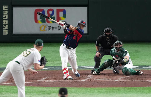 日本対オーストラリア　4回表日本無死満塁、三振に倒れる村上（撮影・横山健太）