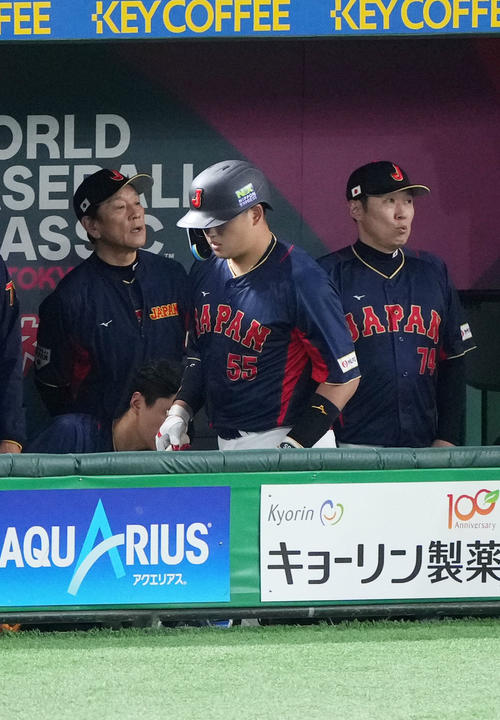 日本対オーストラリア　4回表日本無死満塁、三振に倒れベンチへ引き揚げる村上（中央）。左は栗山監督（撮影・横山健太）