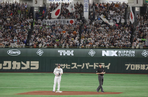 日本対イタリア　5回裏日本無死一、二塁、2点適時二塁打を放った村上（撮影・前田充）