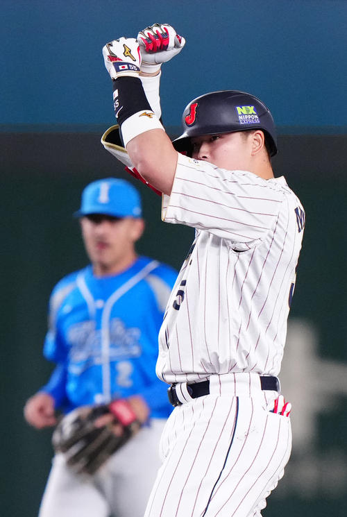 日本対イタリア　5回裏日本無死一、二塁、適時二塁打を放ち、ペッパーミル・パフォーマンスを見せる村上（撮影・江口和貴）