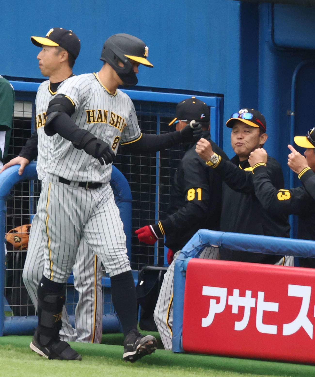 ヤクルト対阪神　3回表阪神1死、ソロ本塁打で生還する佐藤輝（左から2人目）を迎える岡田監督（撮影・河田真司）