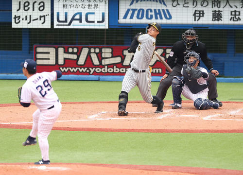 ヤクルト対阪神　3回表阪神1死、右越えソロ本塁打を放つ佐藤輝。投手小川（撮影・河田真司）
