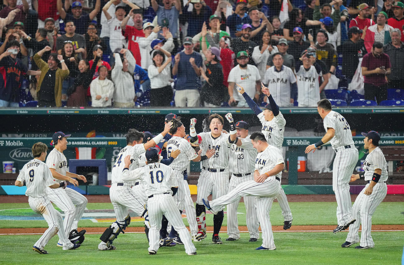 日本対メキシコ　9回裏日本無死一塁、サヨナラ適時二塁打を放った村上（中央）はチームメートの祝福を受けながら歓喜のガッツポーズ（撮影・垰建太）