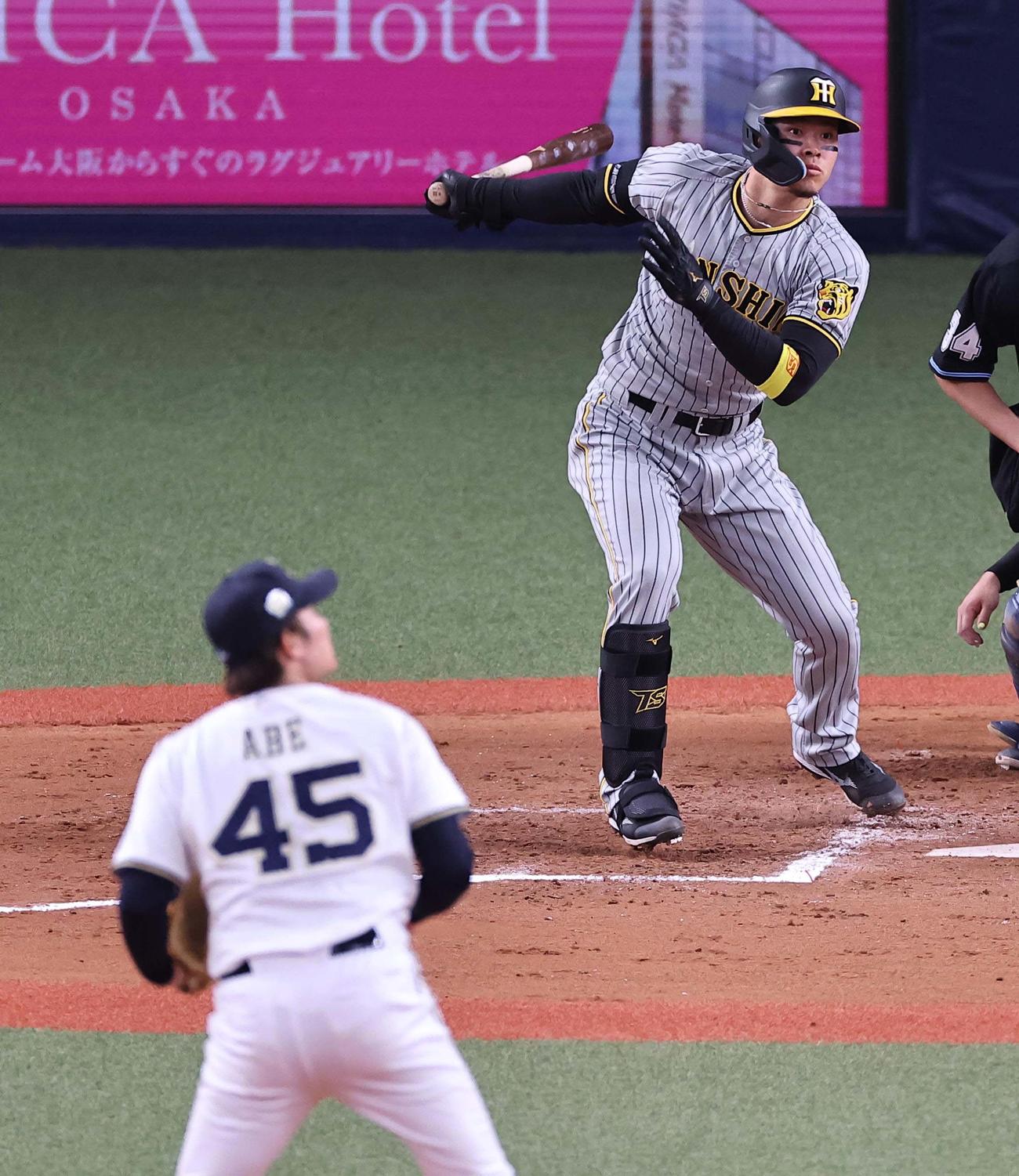 オリックス対阪神　8回表阪神2死二塁、佐藤輝は左飛に倒れる（撮影・上田博志）