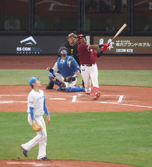 日本ハム対楽天　6回表楽天無死一塁、フランコは右越えに2点本塁打を放つ。投手加藤貴（撮影・佐藤翔太）