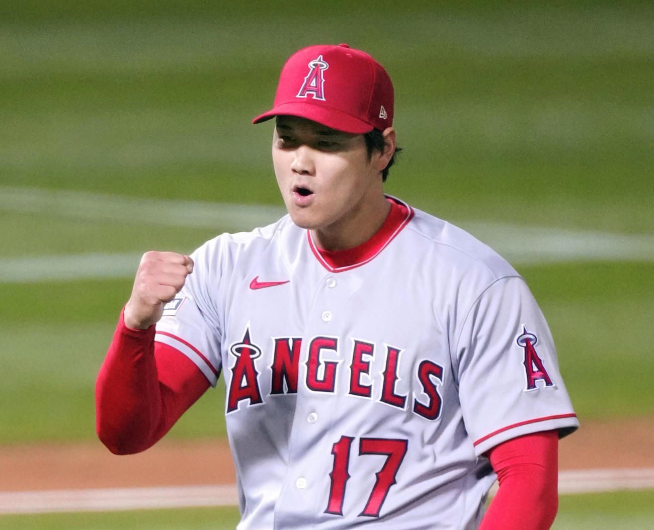 アスレチックス戦の4回、ピンチを連続三振で切り抜け、ガッツポーズの大谷翔平（共同）