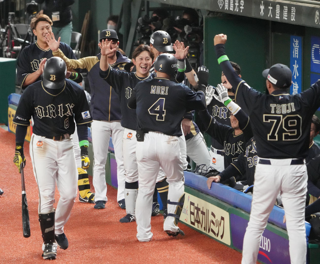 西武対オリックス　9回表オリックス2死、森（中央）は右越えに同点ソロ本塁打を放ちベンチのナインの祝福を受ける（撮影・小沢裕）