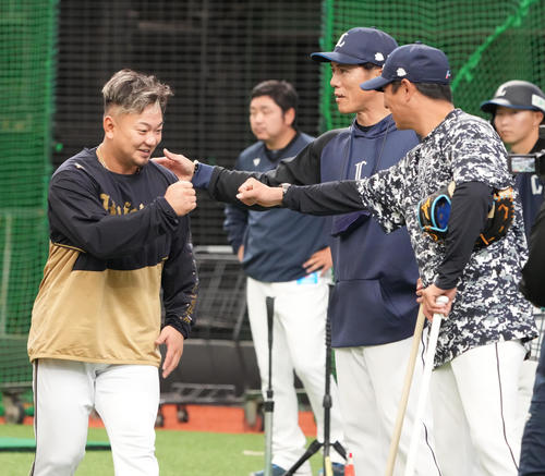 試合前の練習でオリックス森（左）は、（右へ）西武松井監督、平石洋介ヘッドコーチにあいさつする（撮影・小沢裕）