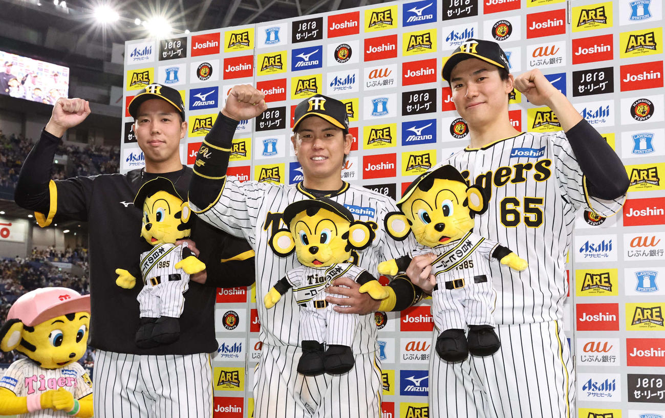 阪神対DeNA　お立ち台でガッツポーズをする、左から青柳、梅野、湯浅（撮影・上田博志）