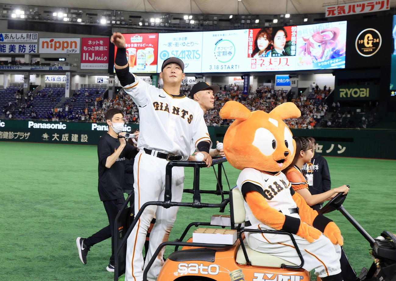 巨人対中日　今季初勝利で巨人中田翔（手前）は、場内1周でスタンドにボールを投げ入れる（撮影・浅見桂子）