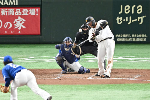 巨人対中日　6回裏巨人1死、中田翔は左中間へソロ本塁打を放つ。投手涌井（撮影・滝沢徹郎）