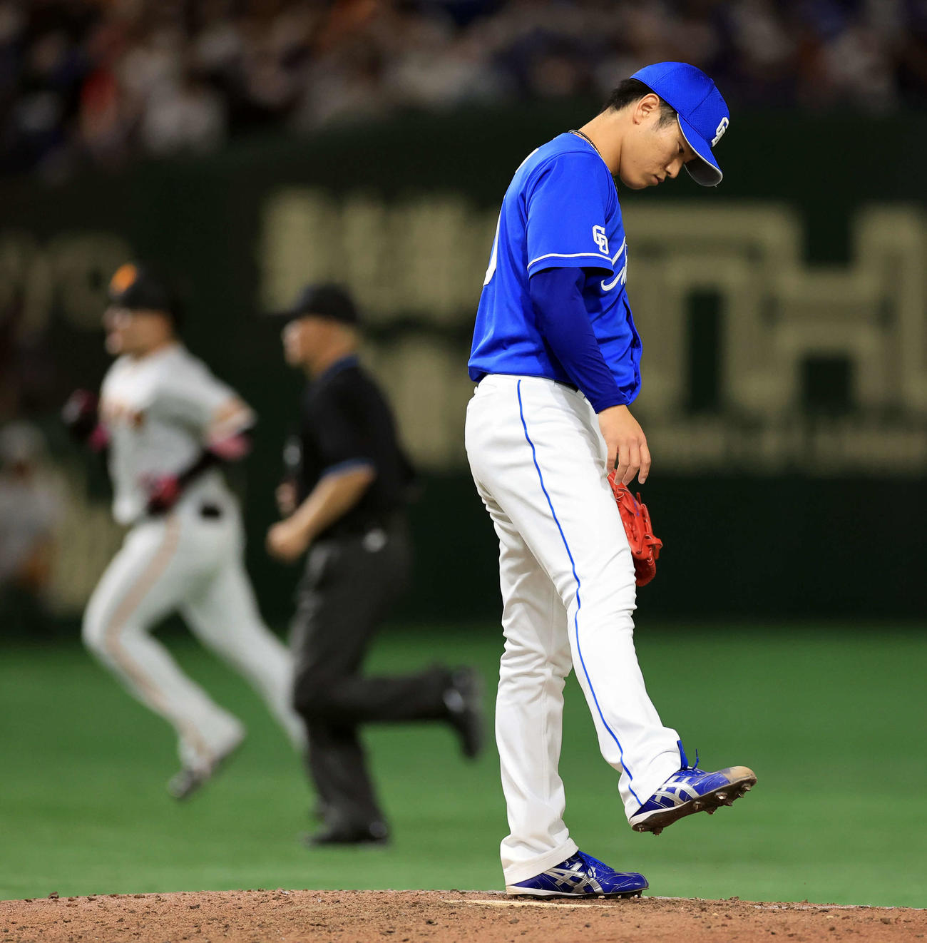 巨人対中日　8回裏巨人1死、丸（後方）に勝ち越しソロ本塁打を許しうなだれる清水（撮影・浅見桂子）