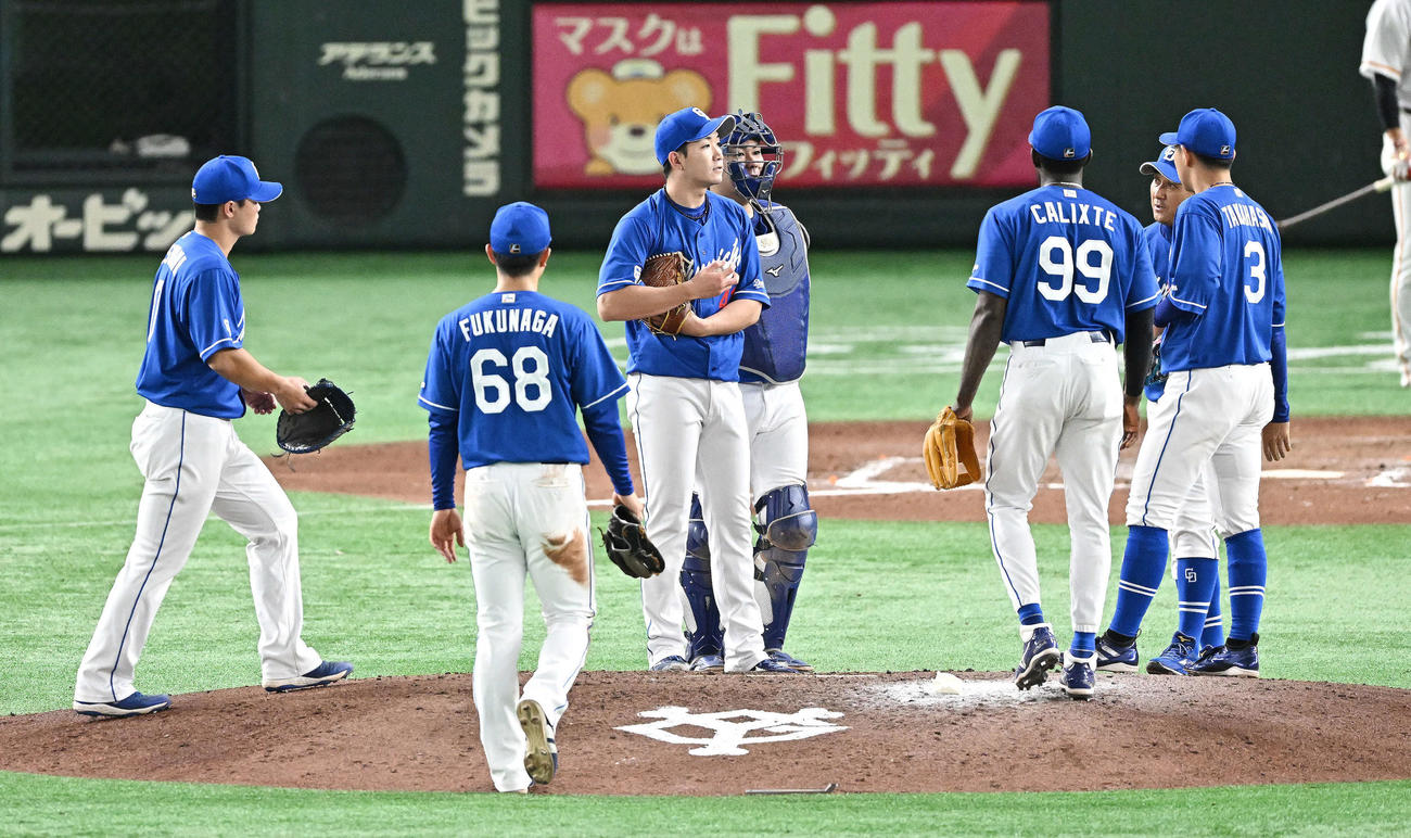 巨人対中日　7回裏、ピンチにマウンドの中日勝野（左から3人目）のもとに集まる選手たち（撮影・滝沢徹郎）