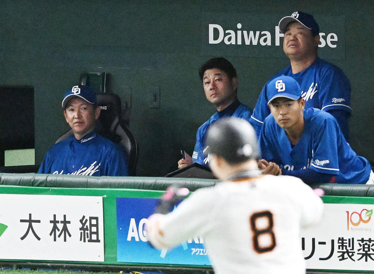 巨人対中日　8回裏巨人1死、勝ち越し本塁打を放ち三塁を回る丸（手前）を見つめる立浪監督（左端）ら（撮影・滝沢徹郎）