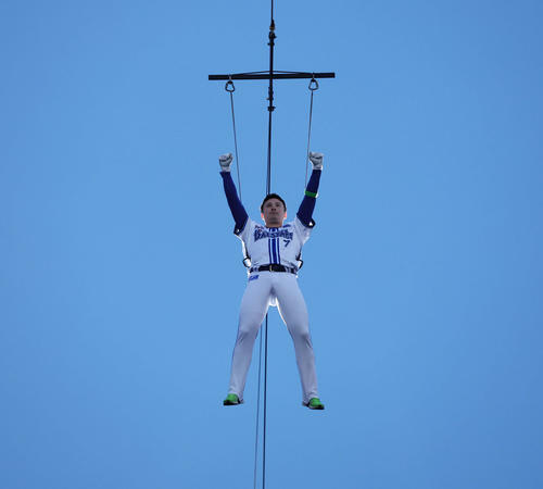 DeNA対巨人　DeNA本拠地開幕セレモニーで上空から登場した佐野（撮影・宮地輝）