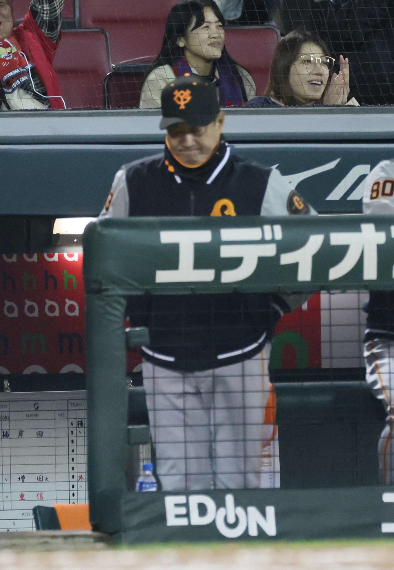 広島対巨人　9回表巨人2死一、二塁、長野が三振して試合終了。敗れた原監督（撮影・加藤孝規）