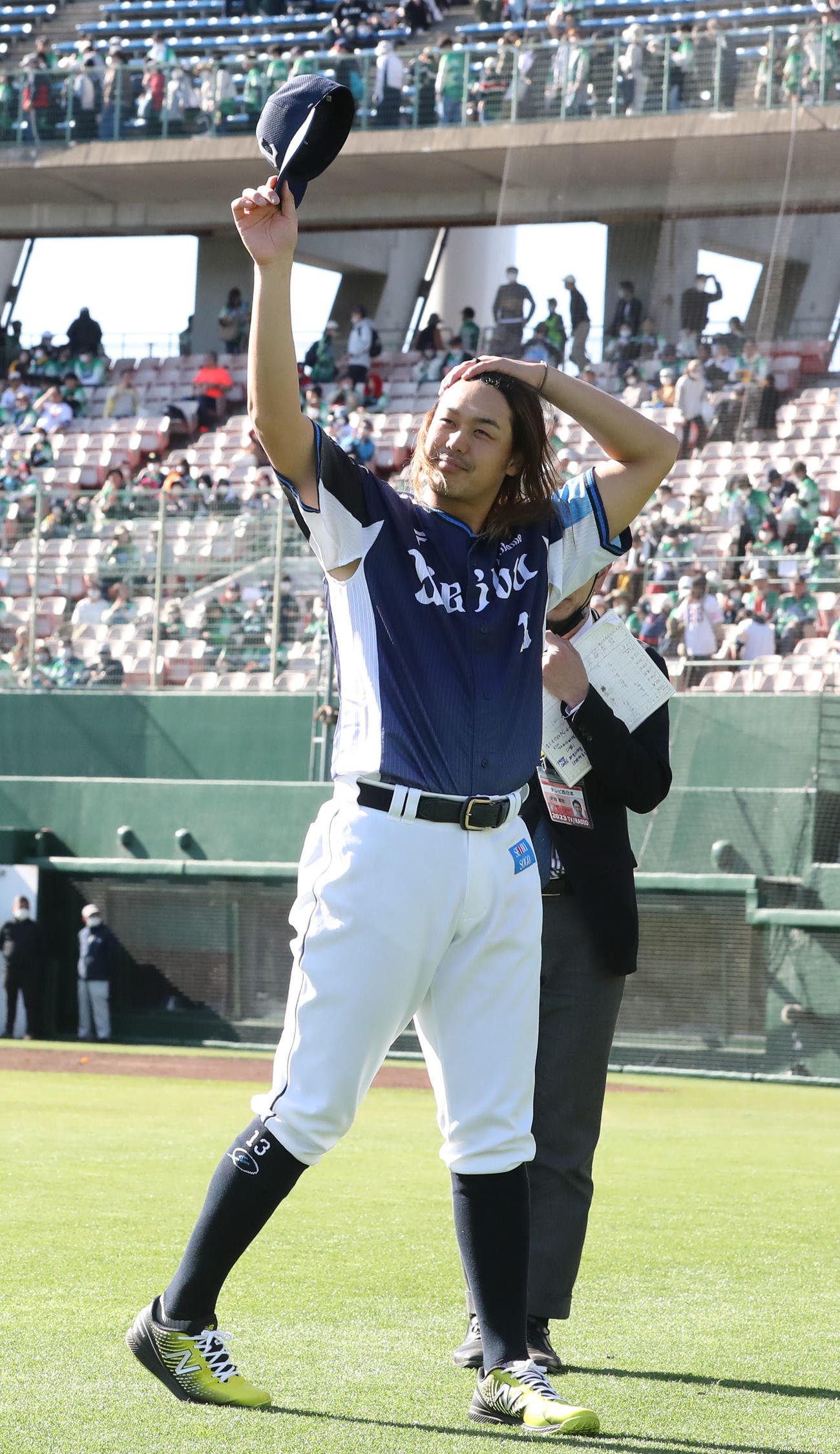 ソフトバンク対西武　勝利投手になった高橋はファンに手を振る（撮影・冨田成美）