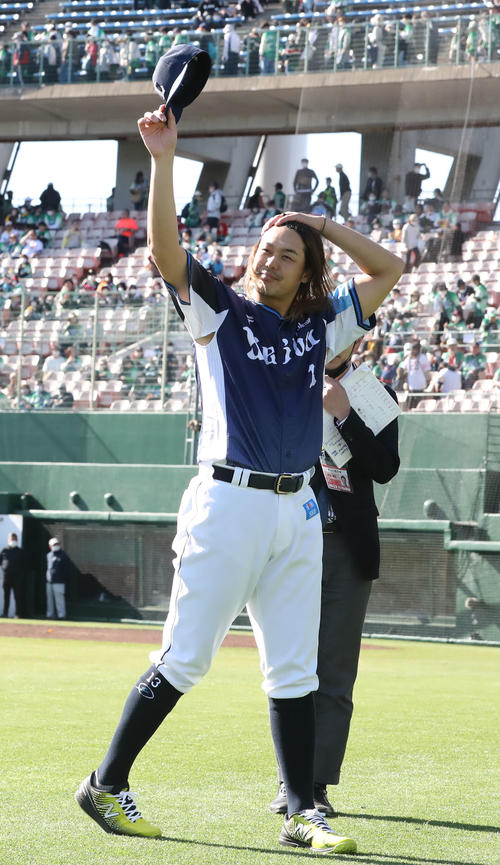 ソフトバンク対西武　勝利投手になった高橋はファンに手を振る（撮影・冨田成美）