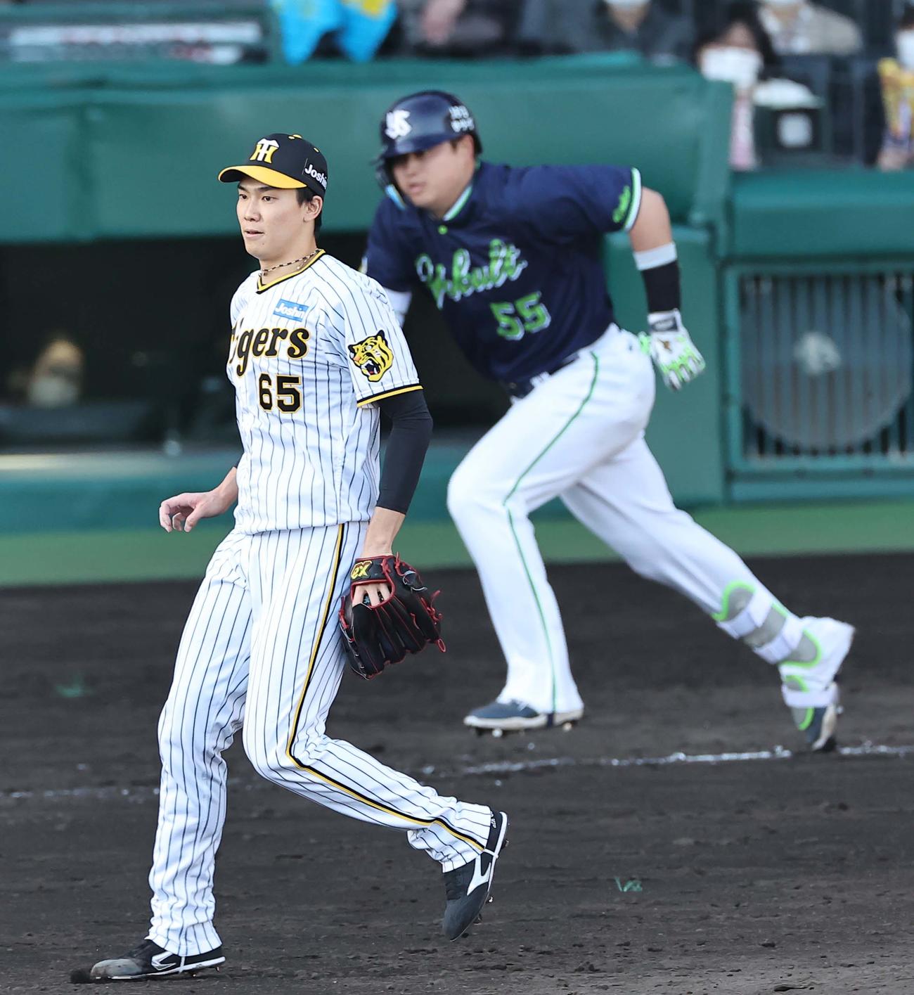 阪神対ヤクルト　9回表ヤクルト無死一塁、村上（右）を二ゴロに打ち取る湯浅（撮影・上田博志）