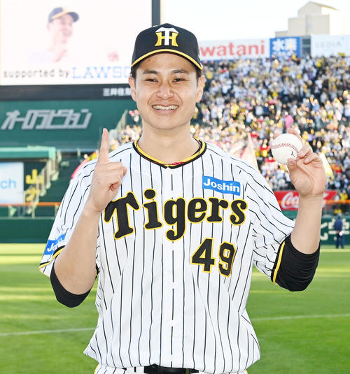 阪神対ヤクルト　阪神移籍後初勝利の大竹はウイニングボールを手に笑顔を見せる（撮影・前岡正明）