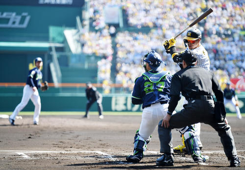 阪神対ヤクルト　1回裏阪神1死満塁、佐藤輝は空振りの三振に倒れる（撮影・前岡正明）