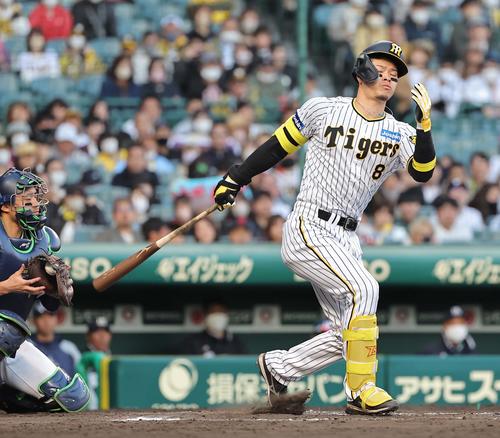 阪神対ヤクルト　10回裏阪神1死、佐藤輝は空振り三振に倒れる（撮影・上田博志）