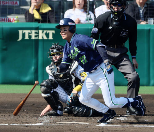阪神対ヤクルト　2回表ヤクルト2死、右前打を放つ中村（撮影・加藤哉）