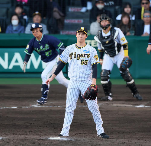 阪神対ヤクルト　9回表ヤクルト1死、湯浅は中村（左）を中飛に仕留める（撮影・加藤哉）