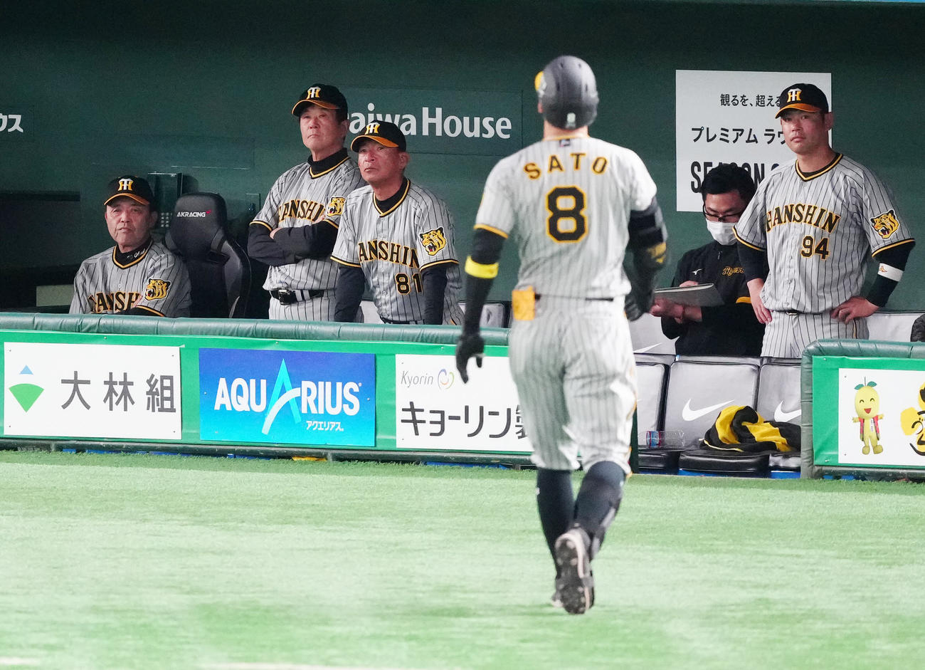 巨人対阪神　9回表阪神無死、佐藤輝（手前）が左飛に倒れ、ベンチで厳しい表情の岡田監督（左端）（撮影・江口和貴）